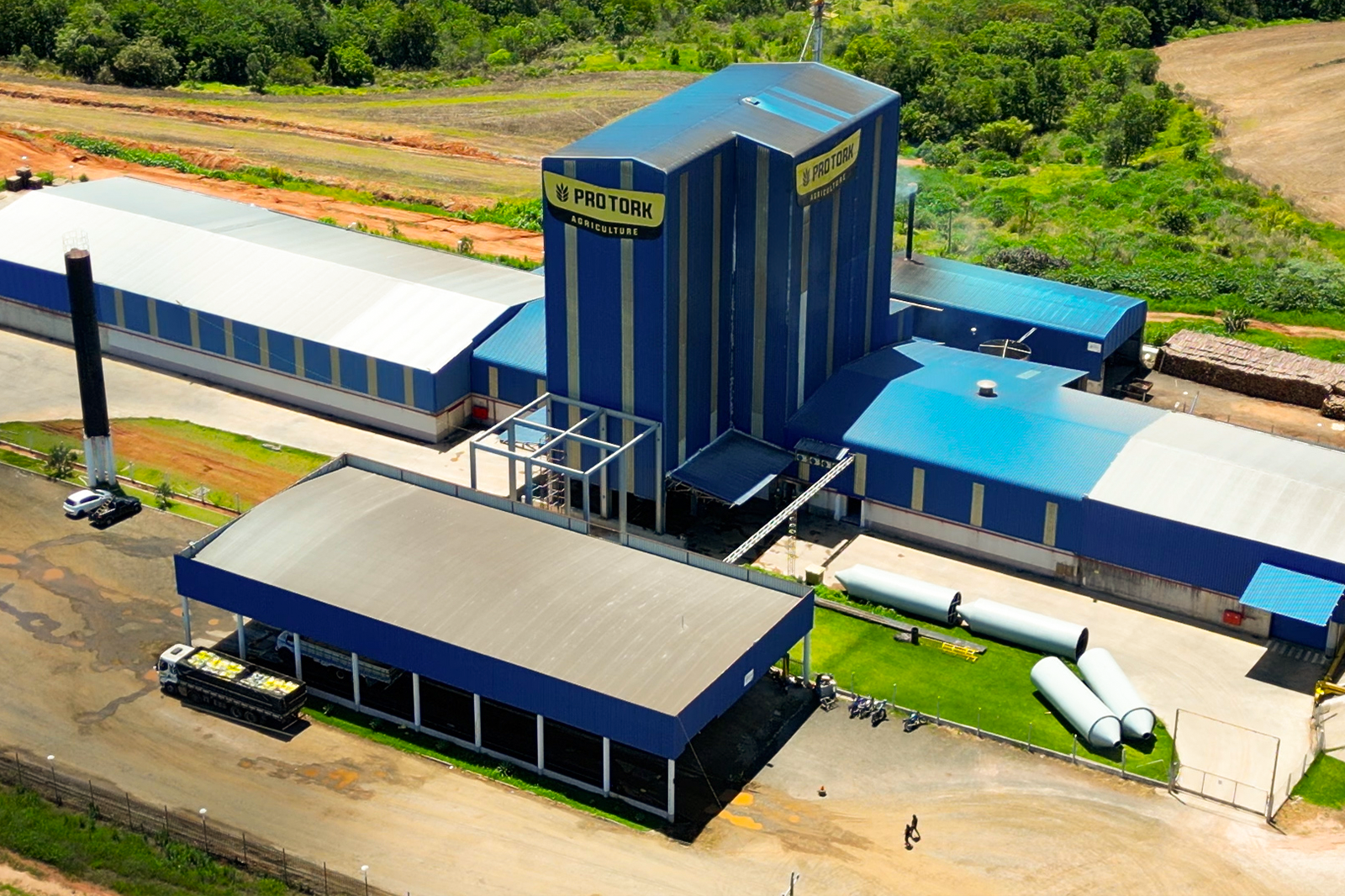 Interior de fábrica moderna com maquinário automatizado